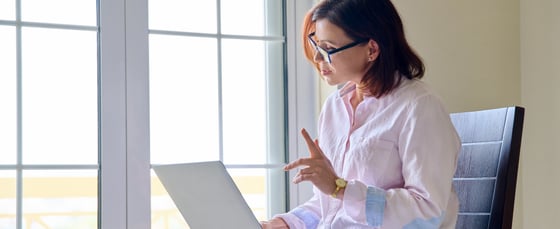 Mujer realizando videollamada con pc